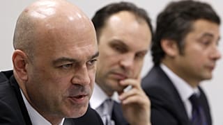 Alexey Kuzmichev (à esquerda), presidente do comité consultivo da empresa de investimento russa A1, participa numa conferência de imprensa em Moscovo, em 2013.