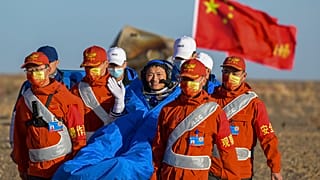 El astronauta Gui Haichao en el lugar de aterrizaje de Dongfeng, en la Región Autónoma de Mongolia Interior de China, el martes 31 de octubre de 2023.
