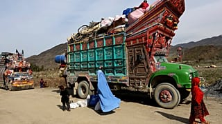 Pakistan'ın sınır dışı talimatı: Binlerce Afgan ülkeyi terk ediyor