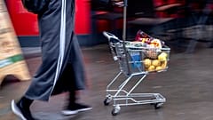 Eine Frau schiebt einen kleinen Einkaufswagen in Frankfurt