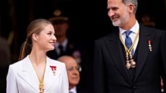 La princesa Leonor de Borbón, antes de la jura, con su padre el rey Felipe VI