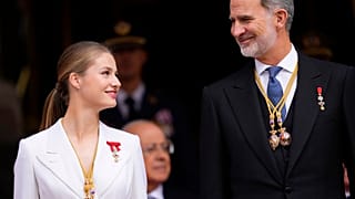 La princesa Leonor de Borbón, antes de la jura, con su padre el rey Felipe VI
