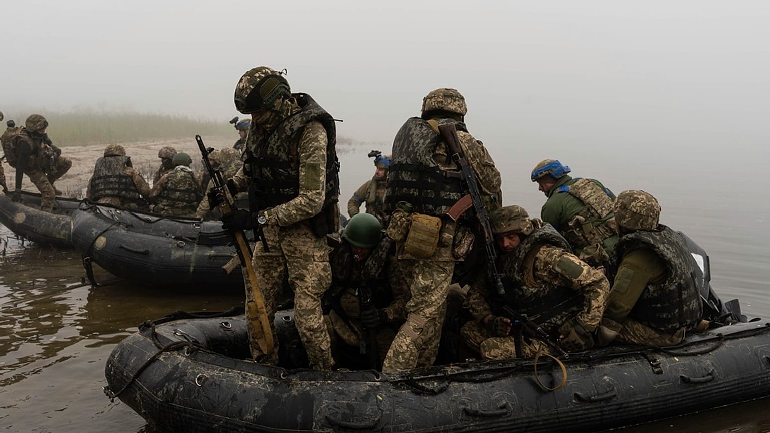 Ukrainische Soldaten auf dem Fluss Dnipro oder Dnepr bei Cherson