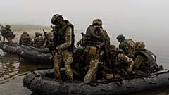 Ukrainische Soldaten auf dem Fluss Dnipro oder Dnepr bei Cherson
