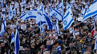 DOSYA - 22 Ekim 2023 Pazar günü Londra'daki Trafalgar Meydanı'nda düzenlenen protesto gösterisinde insanlar İsrail bayrakları ve Gazze'de rehin alındığına inanılan kişilerin resimlerini taşıdı. 