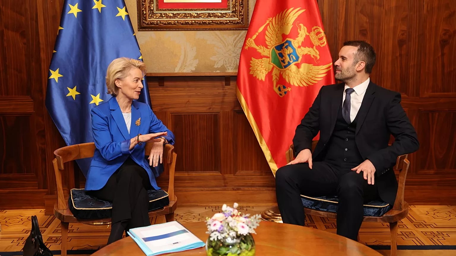 Karadağ Başbakanı Milojko Spajic (sol), AB Komisyonu Başkanı Ursula von der Leyen ile Podgorica'da bir araya geldi