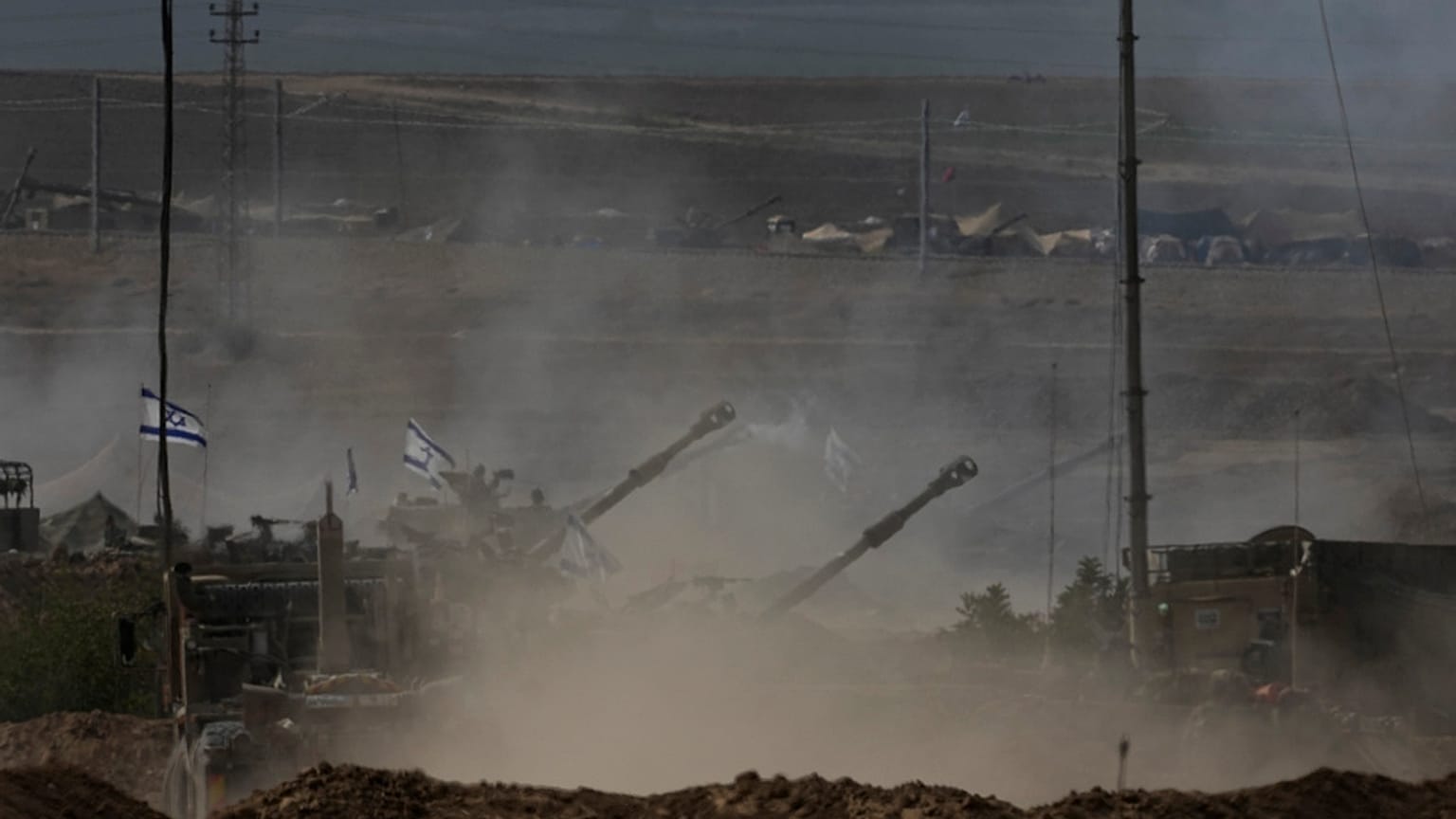 İsrail topçuları Gazze Şeridi sınırı yakınlarını bombalıyor
