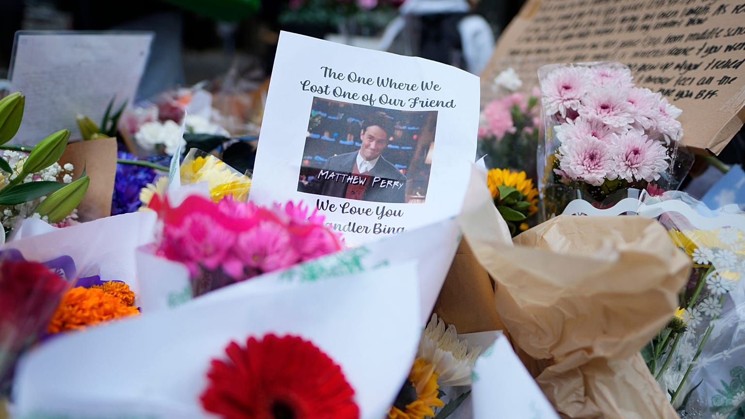 مردم در خانه‌ای که لوکیشن سریال «فرندز» بود به یاد متیو پری گل می‌گذارند