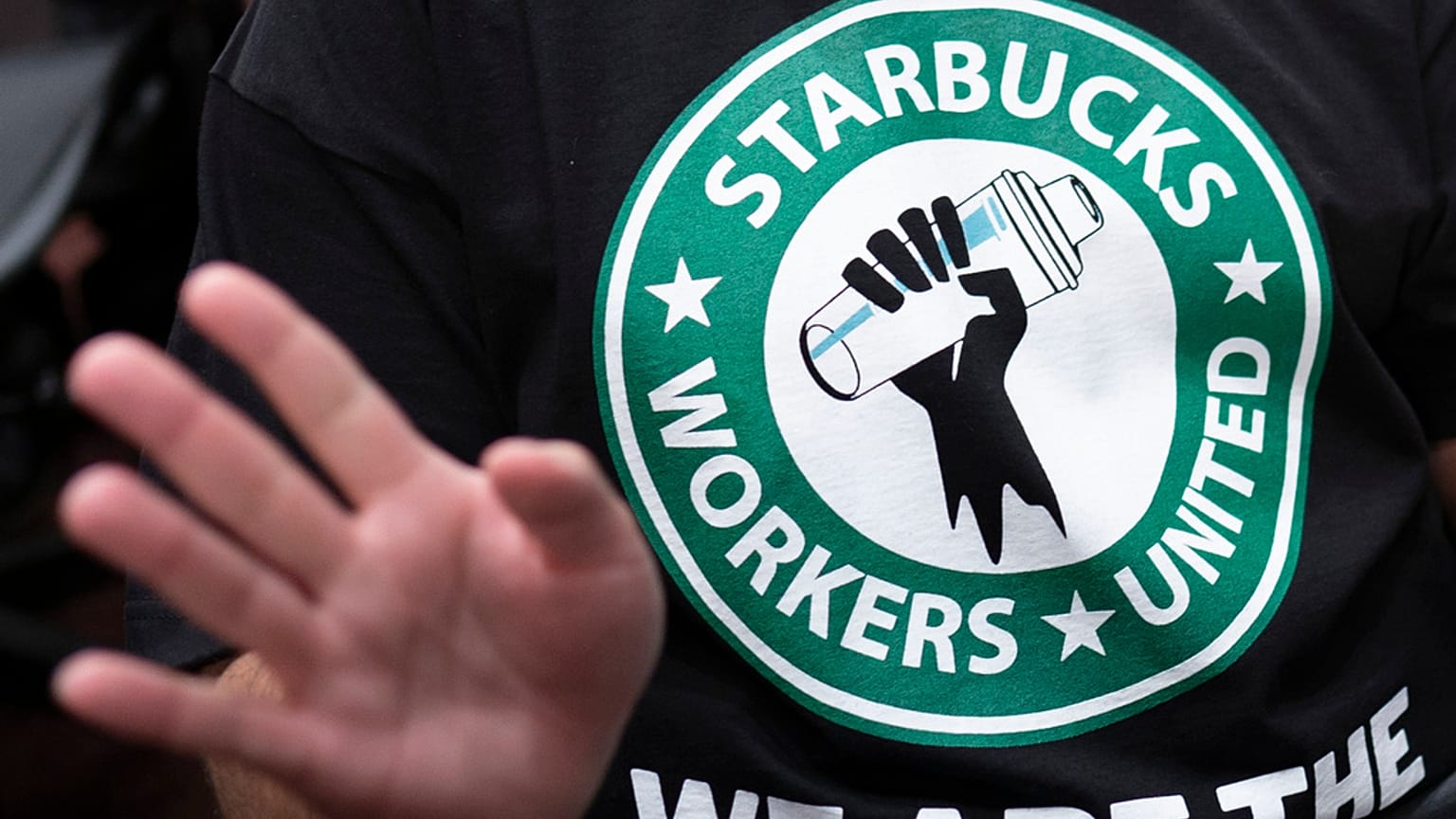 Ein T-Shirt mit dem Logo von Starbucks Workers United. 29\. März 2023\. 