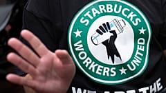 Ein T-Shirt mit dem Logo von Starbucks Workers United. 29\. März 2023\. 