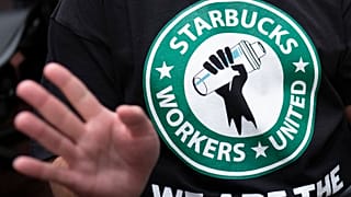 Ein T-Shirt mit dem Logo von Starbucks Workers United. 29\. März 2023\.