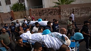 فلسطينيون، بما في ذلك بعض الصحفيين، يحملون جثتي صحفيين فلسطينيين، محمد صبح وسعيد الطويل، اللذين قُتلا في غارة جوية إسرائيلية في مدينة غزة، الثلاثاء 10 أكتوبر 2023.