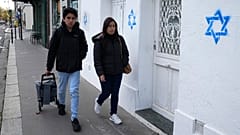 Davidsterne prangen an Gebäuden in Paris am 31. Oktober 2023