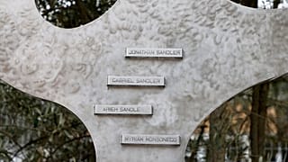 Los nombres de las cuatro personas asesinadas hace diez años por Mohamed Merah, en el instituto Ohr Torah de Toulouse, Francia, el 20 de marzo de 2022.