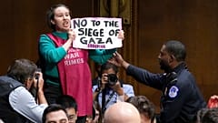 Eine der Aktivist:innen im US-Senat am 31.10,23