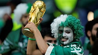 مشجع سعودي يحمل نسخة من كأس العالم 