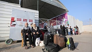 Menekülők várakoznak a rafahi határnál