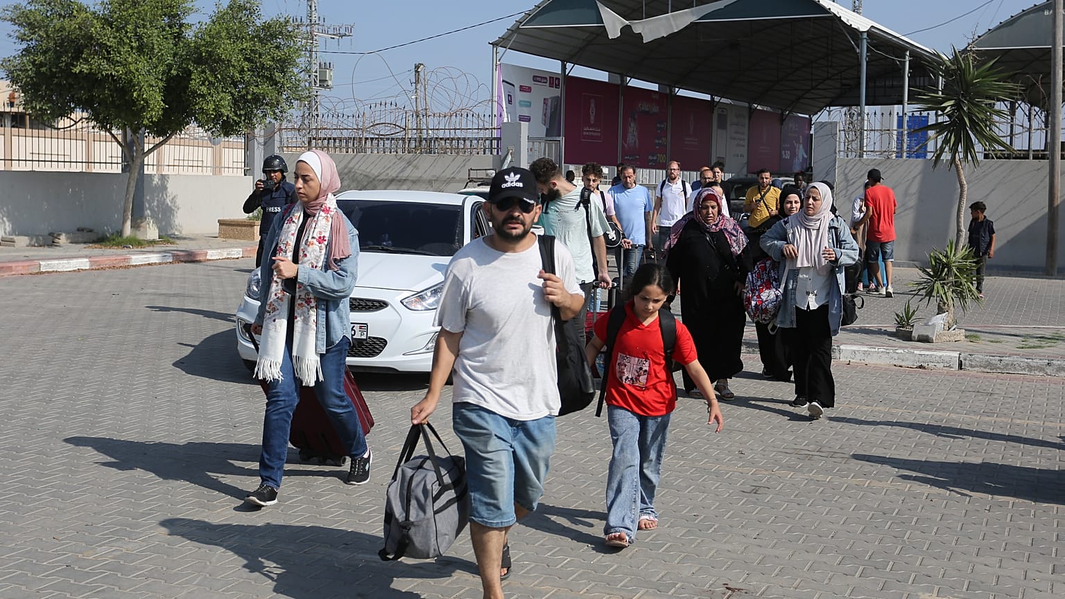 Menschen verlassen den Gazastreifen nach Ägypten