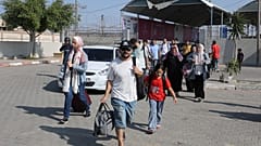 Menschen verlassen den Gazastreifen nach Ägypten