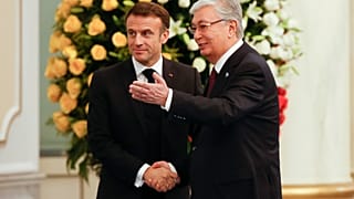Fransa Cumhurbaşkanı Emmanuel Macron (solda) ve Kazakistan Cumhurbaşkanı Kasım Cömert Tokayev