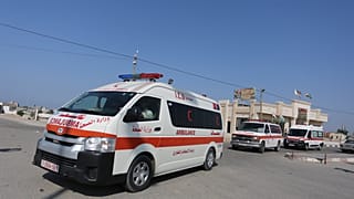 سيارات إسعاف فلسطينية تصل معبر رفح الحدودي لنقل المصابين إلى مصر