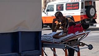 Uno de los heridos evacuados de Gaza a Egipto a traves del paso fronterizo de Rafah