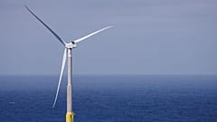 Un aerogenerador marino visto desde la costa de Telde, en la isla de Gran Canaria, España.