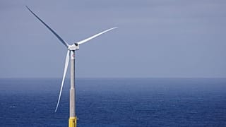 Un aerogenerador marino visto desde la costa de Telde, en la isla de Gran Canaria, España.