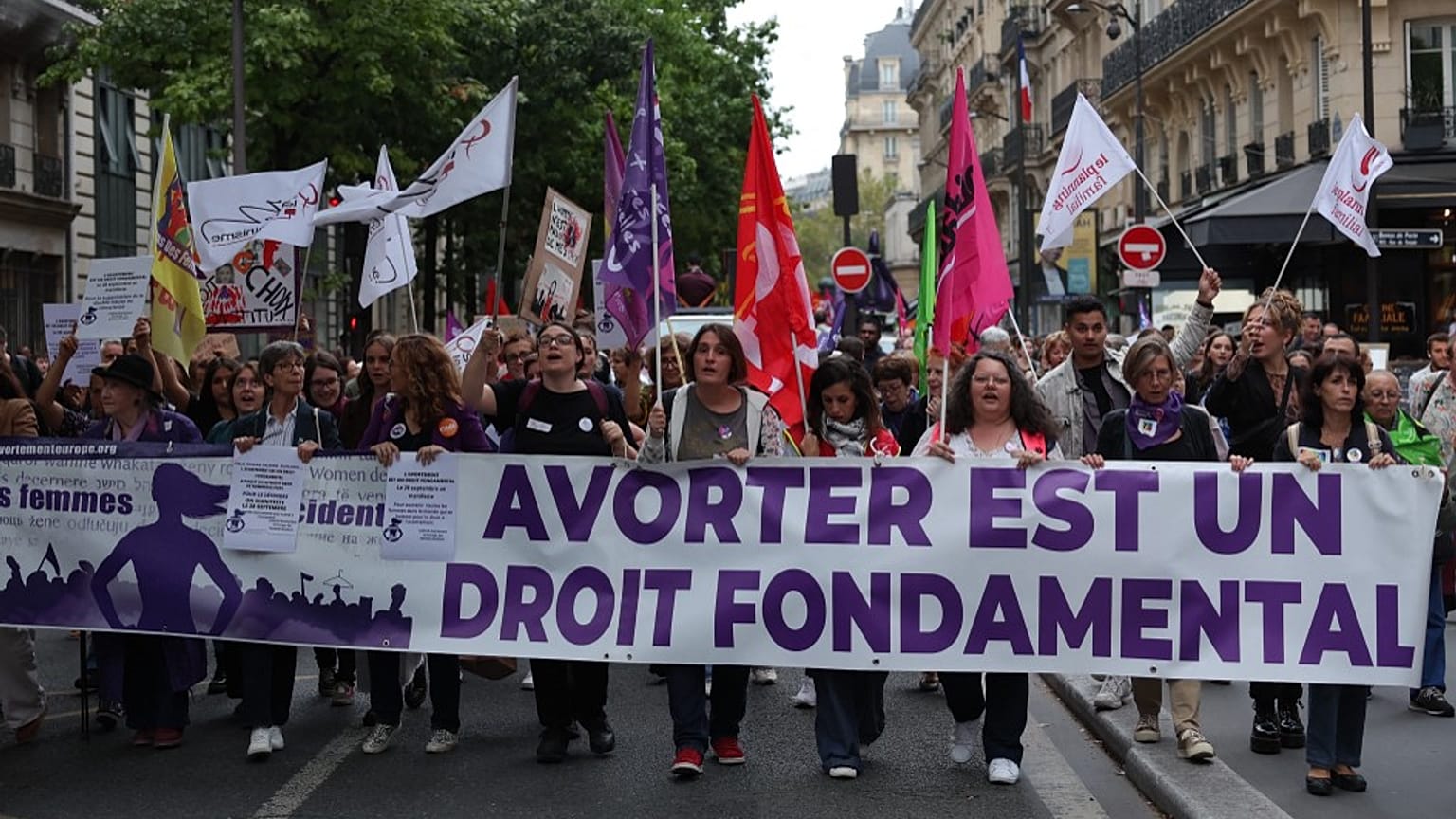 "Az abortusz alkotmányos jog" - hirdeti a 2023. szeptember 28-án tartott abortusztámogató menet