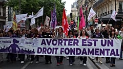 "Az abortusz alkotmányos jog" - hirdeti a 2023. szeptember 28-án tartott abortusztámogató menet