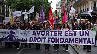 "Az abortusz alkotmányos jog" - hirdeti a 2023. szeptember 28-án tartott abortusztámogató menet