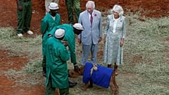 Charles und Camilla in Nairobi in einem Tierheim mit dem Baby-Nashorn