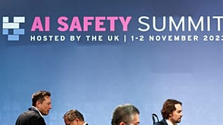 Elon Musk, PDG de Tesla et SpaceX, à gauche, assiste à la première session plénière du sommet sur la sécurité de l'IA à Bletchley Park, le mercredi 1er novembre 2023 à Bletchley, en Angleterre.