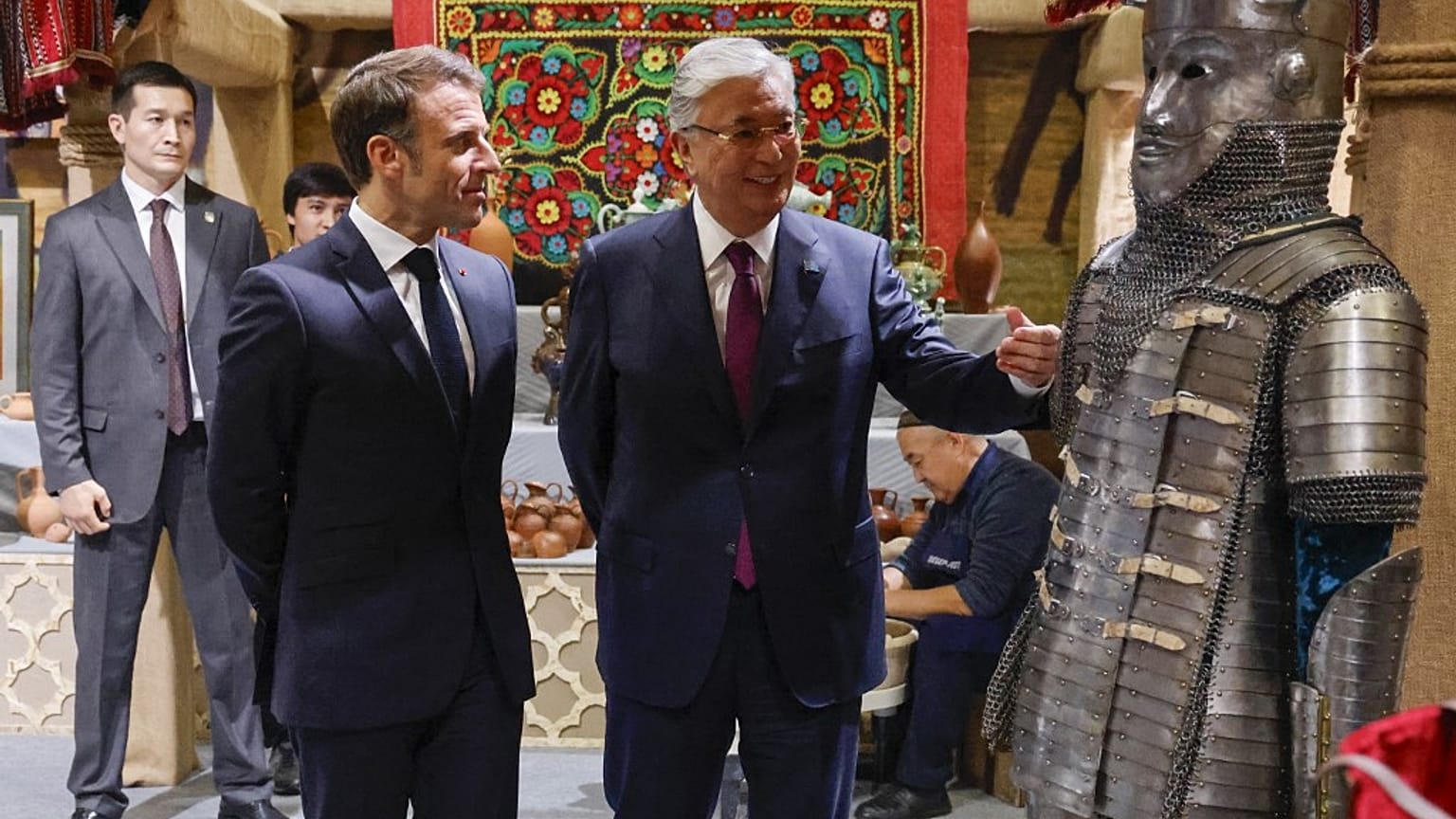 الرئيس الفرنسي مع نظيره الأوزبكي