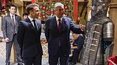 الرئيس الفرنسي مع نظيره الأوزبكي