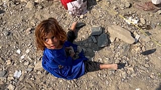 دختر افغان با خانواده‌اش در گذرگاه مرزی پاکستان 