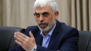 يحيى السنوار، يرحب بأنصاره خلال اجتماع مع قادة الفصائل الفلسطينية في مكتبه بمدينة غزة، 13 أبريل، 2022.