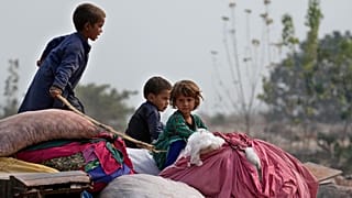 Pakistan, ülkedeki 1 milyon 700 bin belgesiz Afgan göçmeni geri göndermeye başladı. 