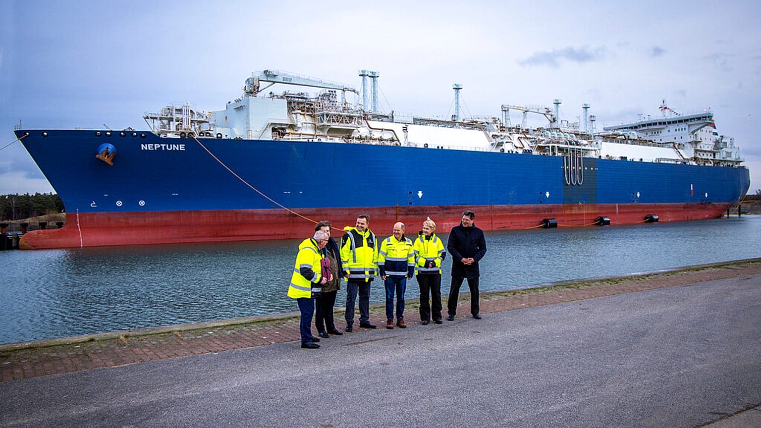 German Chancellor Olaf Scholz with officials in front of the LNG terminal in Lubmin, Germany. Jan. 14, 2023. 