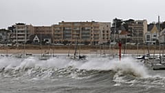 Porto de Pornichet, Bretanha, sob a tempestade "Ciarán"