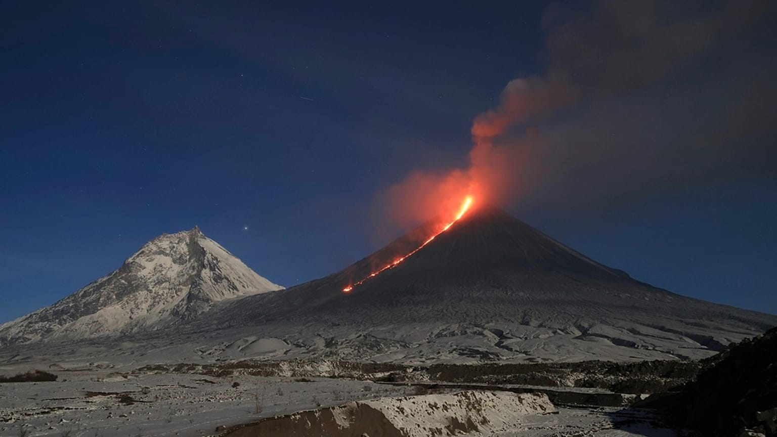 Imagen de un volcán, expulsando lava, en la península rusa de Kamchatka.