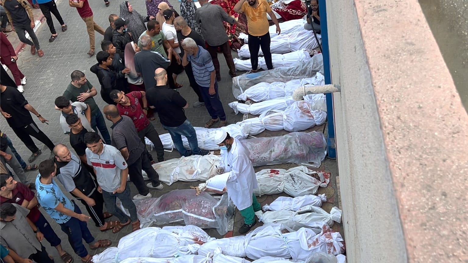 جثث مغطاة خارج مستشفى إندونيسي بعد غارات جوية إسرائيلية على جباليا