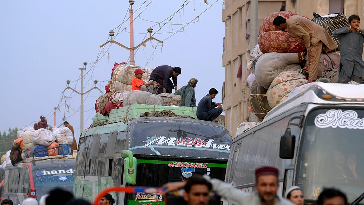 Pakistan hükümetinin zoraki talimatı doğrultusunda bu ülkeden ayrılıp Afganistan'a dönen göçmenler