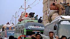 Pakistan hükümetinin zoraki talimatı doğrultusunda bu ülkeden ayrılıp Afganistan'a dönen göçmenler