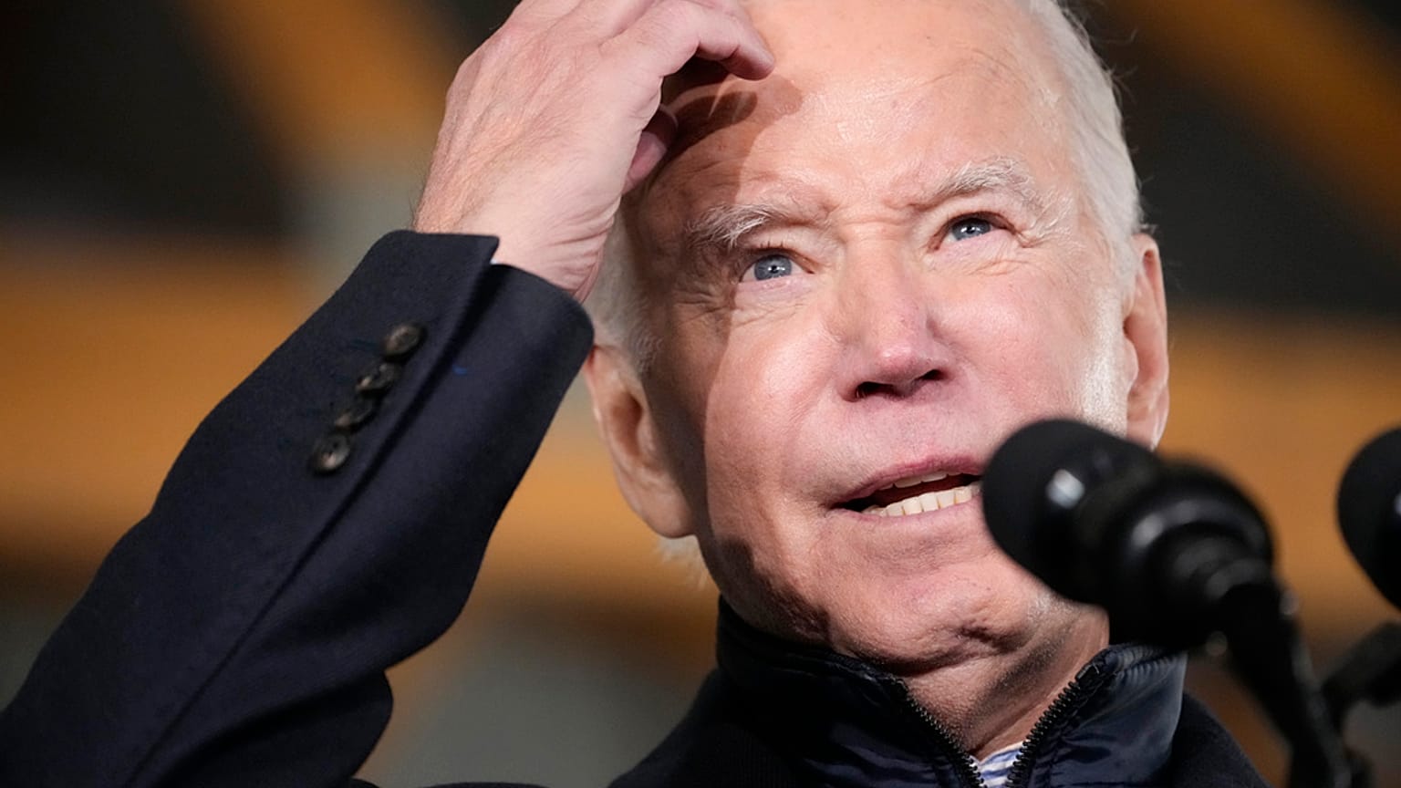 ABD'de anketler, Ortadoğu krizini ele alışına yönelik öfkenin artmasıyla Başkan Joe Biden'a desteğin azaldığını gösterdi.
