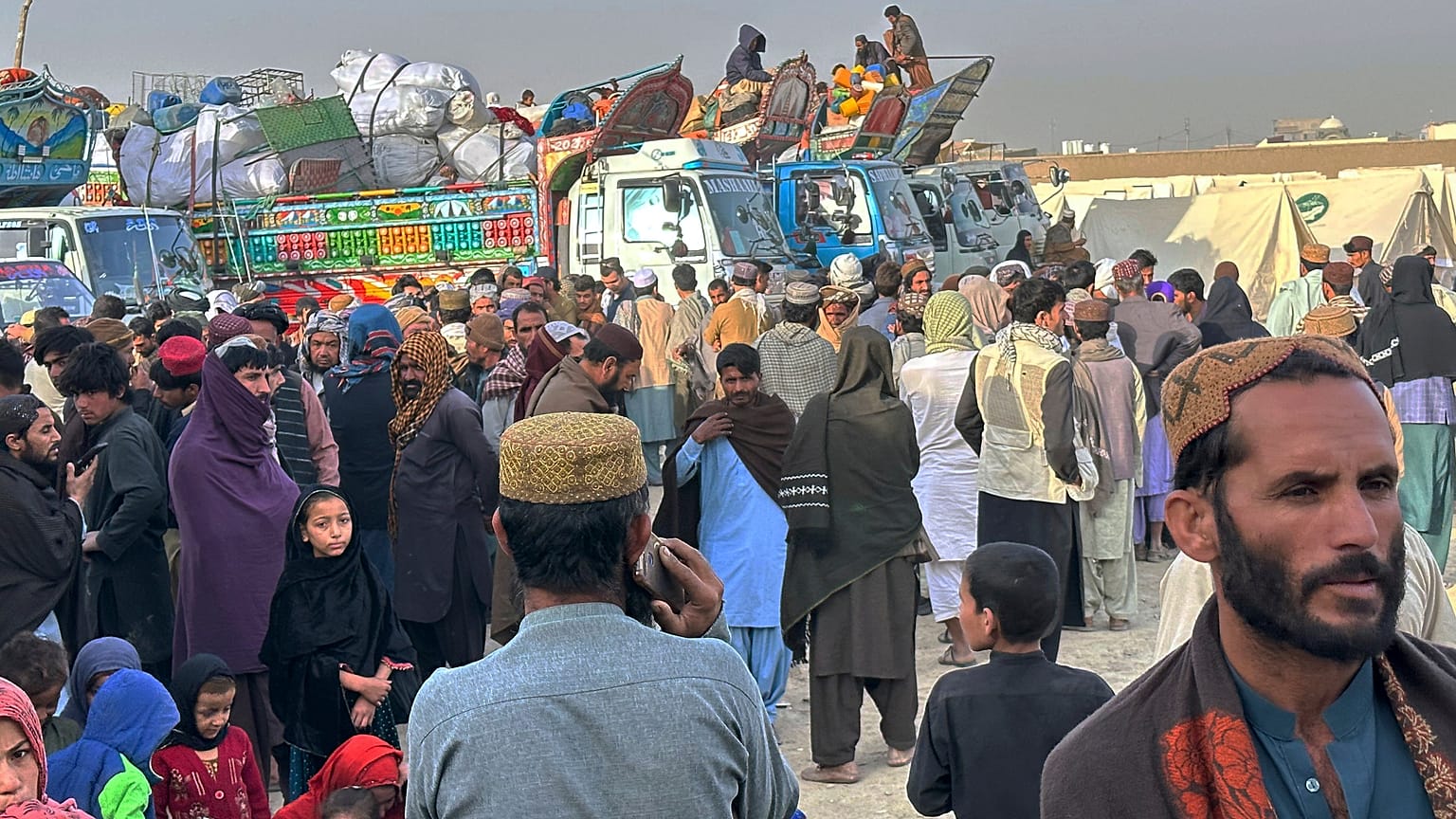 أفغان ينتظرون الحصول على تصريح للمغادرة إلى وطنهم في مركز للترحيل أنشأته السلطات الباكستانية