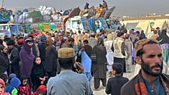 أفغان ينتظرون الحصول على تصريح للمغادرة إلى وطنهم في مركز للترحيل أنشأته السلطات الباكستانية