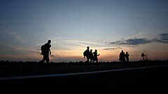Sırbistan'ın kuzeyindeki Kanjiza kasabası yakınlarında Sırbistan-Macaristan sınırına yakın bir yolda yürüyen göçmenler