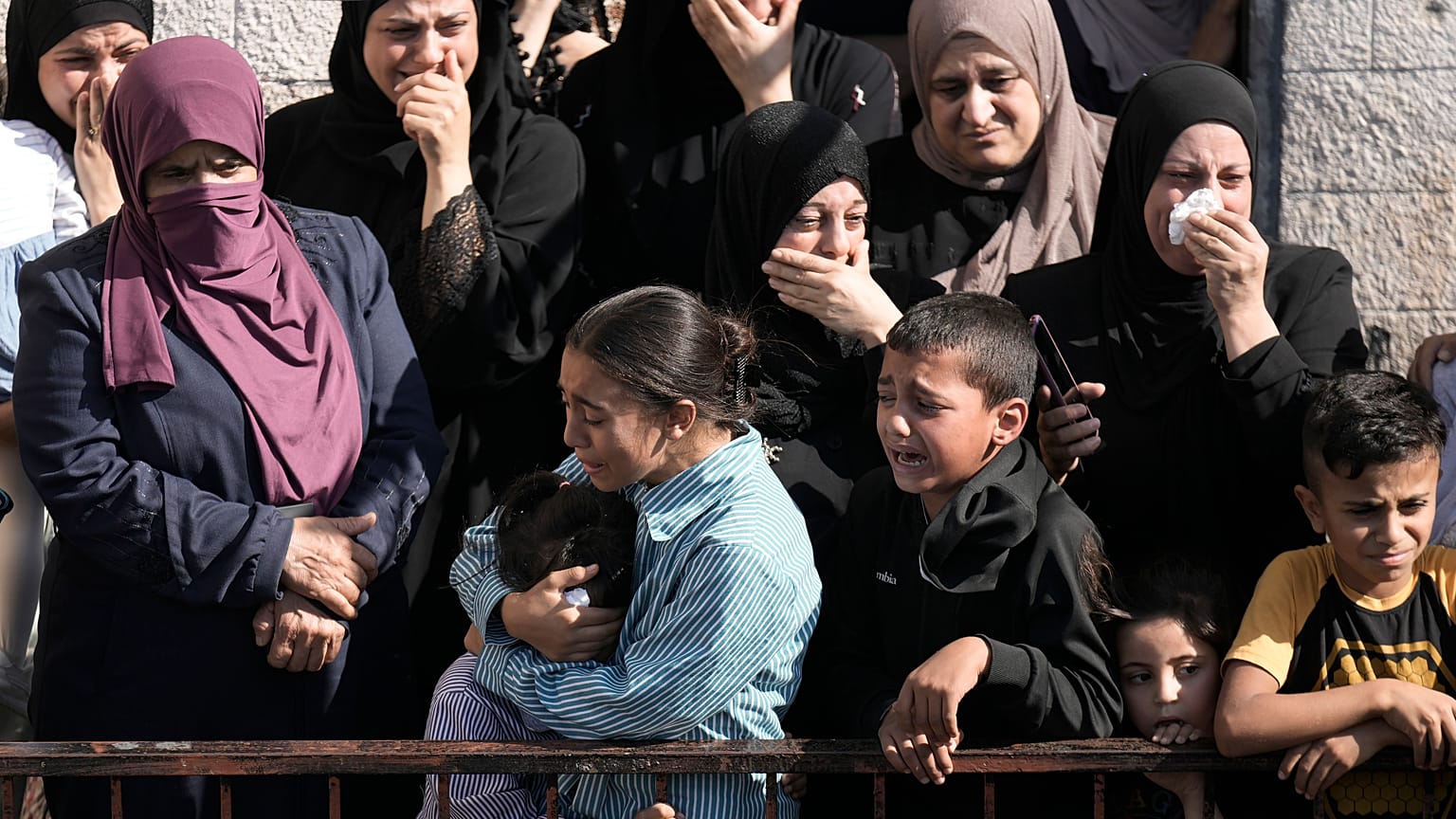 فلسطينيون يبكون على مسنّ فلسطيني قتله الجيش الإسرائيلي في بلدة طوباس بالضفة الغربية المحتلة في 31 تشرين الأاول / أكتوبر