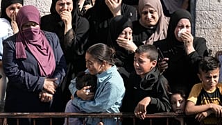 فلسطينيون يبكون على مسنّ فلسطيني قتله الجيش الإسرائيلي في بلدة طوباس بالضفة الغربية المحتلة في 31 تشرين الأاول / أكتوبر